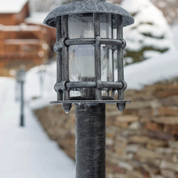 Gartenstandlampe  Auenleuchte mit dem UKOVMI-Siegel  geschmiedete Beleuchtung eines Landhauses