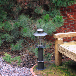 Geschmiedete Stndelampe im Garten eines Einfamilienhauses