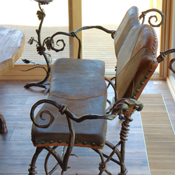 Kunstvolle Sitzbank mit Leder geschmiedet im Atelier fr Kunst und Design UKOVMI wie ein Bestandteil der Esszimmermbel