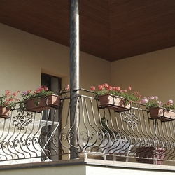Geschmiedetes Gelnder am Balkon eines Einfamilienhauses mit den Blumentopfhaltern