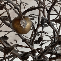 Knstlerischer geschmiedeter Kerzenhalter Versuchung  Baum mit Schlange und Apfel  Detail