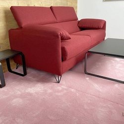 Moderner Couchtisch aus Metall und Holz in einem Hotelzimmer – bogenförmiges Design Moderner Couchtisch aus Metall und Holz in einem Hotelzimmer – bogenförmiges Design