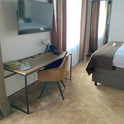Schreibtisch in einfachem Stil, hergestellt für Hotelzimmer im Grand Hotel Bellevue in Starý Smokovec Schreibtisch in einfachem Stil, hergestellt für Hotelzimmer im Grand Hotel Bellevue in Starý Smokovec