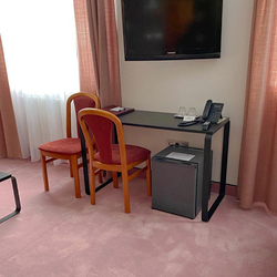 Schreibtische von UKOVMI für Hotelzimmer mit bogenförmigem Design – moderne Möbel Schreibtische von UKOVMI für Hotelzimmer mit bogenförmigem Design – moderne Möbel
