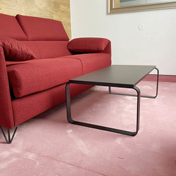 Metall-Couchtisch im Grand Hotel Bellevue in der Hohen Tatra – moderne, bogenförmige Möbel Metall-Couchtisch im Grand Hotel Bellevue in der Hohen Tatra – moderne, bogenförmige Möbel