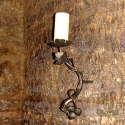 Geschmiedeter Kerzenleuchter an der Wand  Weinrebe  Rckkehr in die Vergangenheit