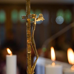 Vergoldetes Kreuz in einer Kirche – Skulptur des gekreuzigten Christus