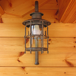 Kunstvolle Wandlampe beim Eintritt in die Berghütte handgeschmiedet in dem Atelier für Design und Kunst UKOVMI