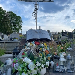 Denkmal  ein offenes Buch und ein Kreuz auf einem Felsen