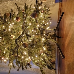 Hochwertiger geschmiedeter Ständer für belebtes Weihnachtsbaum – modernes eckiges Design