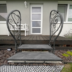 Design-Treppe mit handgeschmiedetem Geländer von UKOVMI für den Außenbereich eines Einfamilienhauses