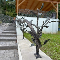 Stilvolles handgeschmiedetes Gelnder und Zaun mit Waldmotiv