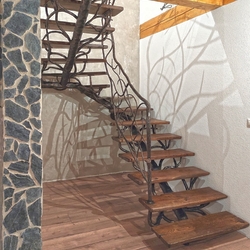 Hochwertige handgeschmiedete Treppe mit Geländer, die wie ein verzweigter Baum aussieht – exklusives Geländer