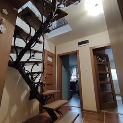 Handgeschmiedete Treppe hergestellt nach Maß für das Dachgeschoss des Einfamilienhauses