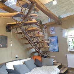 Luxuriöse handgeschmiedete Treppe mit Naturdesign im Interieur