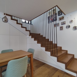 Innengeländer auf der Treppe eines Einfamilienhauses in einem modernen Stil