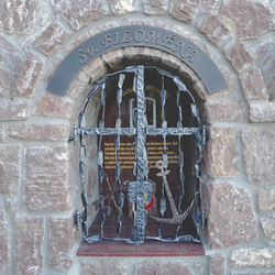 Geschmiedete Gitter und Accessoires an dem Denkmal der heiligen Philomena