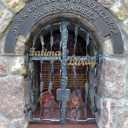 Schmiedeeisernes Heiligendenkmal – Inschrift, Gitter und Zeichen. St. Franz und St. Hyazintha – Fatima, St. Bernadette – Lourdes