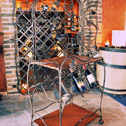 Schmiedeeisernes Gitter, Serviertisch und Accessoires in Weinstube - geschmiedete Luxusmöbel