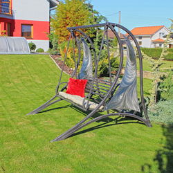 Moderne Gartenschaukel aus gebrstetem Edelstahl
