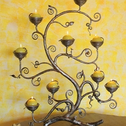 Ein luxuriser Design-Kerzenhalter mit Kerzen in warmen Farben macht das gesamte Interieur in der herbstlichen, trben Zeit besonders gemtlich