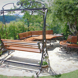 Romantische Gartenschaukel abgestimmt auf Gartentisch und Bnke