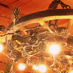 Exklusiver Luster 'Kiefernbaum' handgeschmeidet in Form eines Rades - Innenhängeleuchte