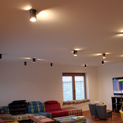 Gesamtansicht der Wohnzimmerbeleuchtung in einem Einfamilienhaus - künstlerische Leuchten