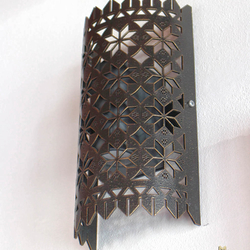 Schmiedeeiserner Wandschirm mit Spitzenmuster – kunstvoller Lampenschirm