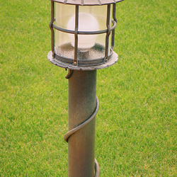 Handgeschmiedete Ständelampe im Garten von UKOVMI