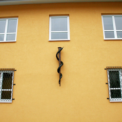 Eine Schlange an einem Stab als Symbol der Medizin, geschmiedet in der Kunstschmiede UKOVMI für ein Gesundheitszentrum