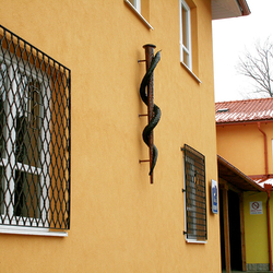 Geschmiedete Arbeiten in einem Gesundheits-zentrum in Levoča – Türgitter, Fenstergitter und geschmiedete medizinische Symbole