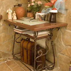 Rustikales Möbel – luxuriöser, geschmiedeter Tisch mit Stauraum