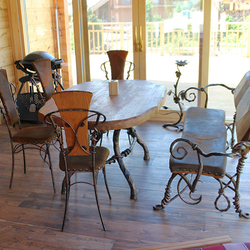 Handgeschmiedeter Esstisch mit Eichenholz, schmiedeeiserne Stühle und Sitzbank bezogen mit Leder - luxus Möbel
