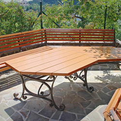 Schmiedeeiserner Gartentisch und Bänke, kombiniert mit Holz – luxuriöse Gartenmöbel