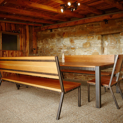 Moderne schmiedeeiserne Bänke und Tisch kombiniert mit der Rotfichte auf der Terrasse