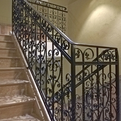 Geländer in historischem Stil – hochwertiges schmiedeeisernes Geländer an einem mehrstöckigen Treppenhaus