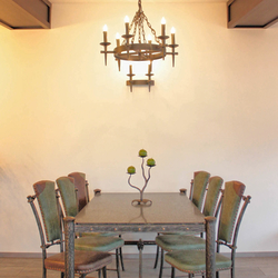Historische Luxusmöbel und Accessoires – geschmiedeter Tisch, Stühle, Leuchten und Kerzenhalter