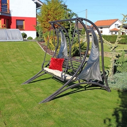 Luxuriöse schmiedeeiserne Schaukel mit einem Hauch von Futurismus - moderne Gartenschaukel