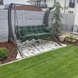 Bequeme Gartenschaukel mit Kissen
