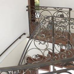 Geschmiedetes Geländer und Treppenhandlauf im Interieur eines Einfamilienhauses – hochwertige Geländer