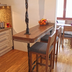 Schmiedeeiserner Rahmen für Stehtisch in der Küche - geschmiedete Möbel