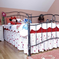 Schmiedeeisernes Bett für das Kinderzimmer – romantische, schmiedeeiserne Möbel