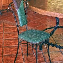 Luxuriöses Leder auf einem geschmiedeten Stuhl – außergewöhnliche Stühle