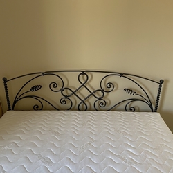 Geschmiedetes Bett im Gastzimmer – Designmöbel