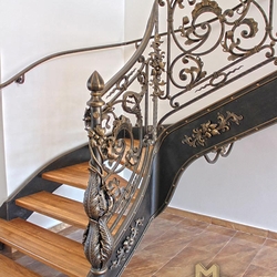 Schmiedeeiserne Treppe mit prunkvollem Geländer