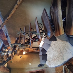 Eine außergewöhnliche, von Schmieden kunstvoll geschmiedete Innentreppe mit Baummotiv – Designtreppen