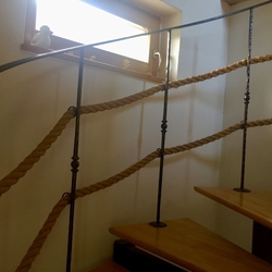 Geschmiedetes Geländer mit Seil auf der Innenwendeltreppe 
