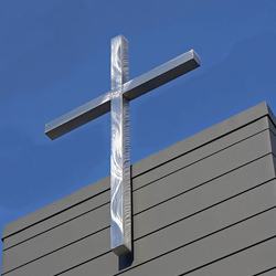 Kreuz aus Edelstahl für eine moderne Kirche