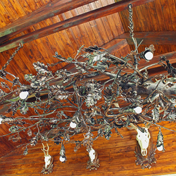 Schmiedeeiserner Luxuskronleuchter EICHE - dominante Leuchte, geschmiedet als Eichenbaum für eine Jagdhütte